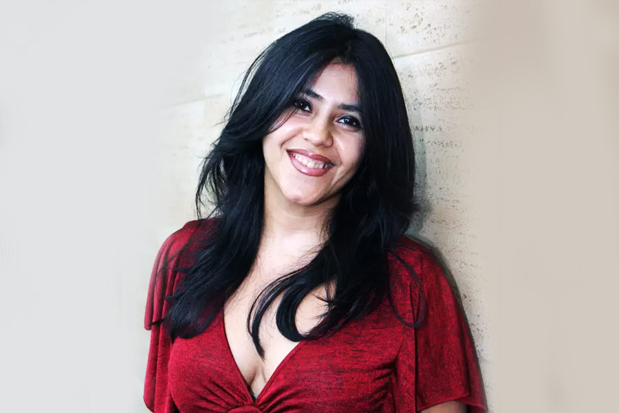 কিন্তু, সফলতার শিখরে থাকা প্রযোজক তাঁর জীবনে এত জাঁকজমক চাননি। ২২ বছর বয়সেই বিয়ে করে এক মধ্যবিত্ত জীবনের স্বপ্ন দেখেছিলেন একতা। ৪৭ বছরে পা দিয়েও এখনও বিয়ে করেননি তিনি।