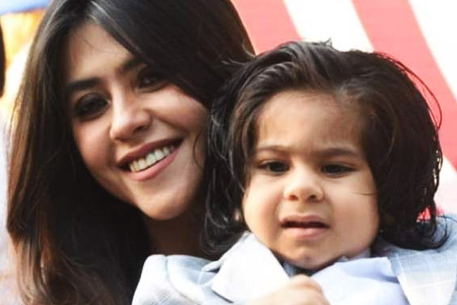 ২০১৯ সালে সারোগেসির মাধ্যমে জন্ম নেওয়া এক সন্তানের মা তিনি। মধ্যবিত্ত জীবনের স্বপ্ন দেখা একতা এখন একাধারে বলিউড ইন্ডাস্ট্রির নামী প্রযোজক এবং ‘সিঙ্গল মাদার’ (একা মা)।