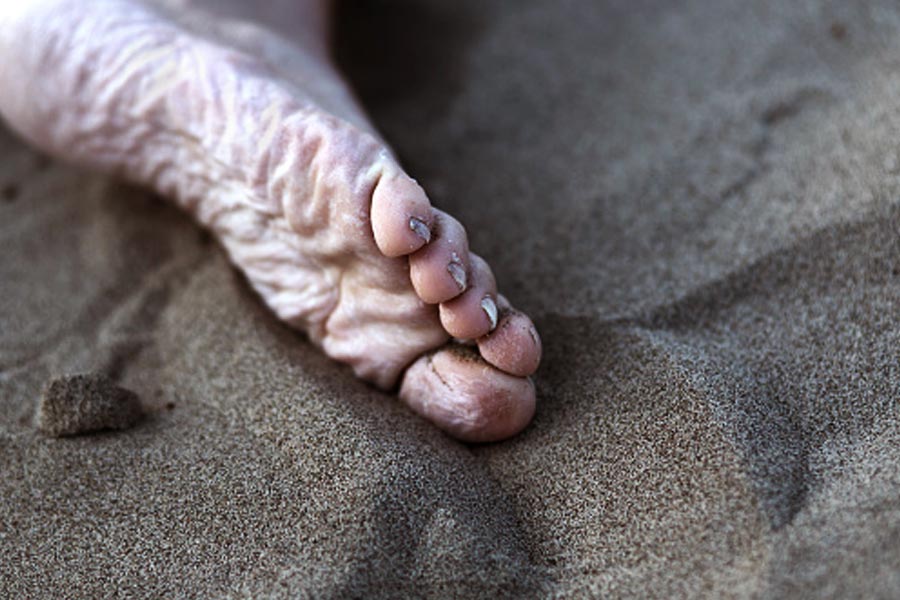 ওহানার মৃতদেহের গায়ে জড়ানো ছিল একটা টিশার্ট। নিম্নাঙ্গ অনাবৃত ছিল। দেহের পাশে ছড়ানো ছিল কিছু টাকা। আর রক্তে ভেজা ওহানার হাফ প্যান্ট আর চটি।