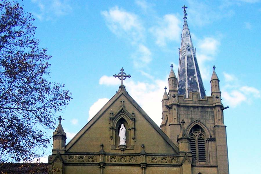 যে জায়গায় ওহানার মৃতদেহ মিলেছে, তা সন্দেহ বাড়িয়েছে পুলিশের। ওই এলাকায় বেশ কিছু গির্জা রয়েছে। সেই গির্জায় ভিন্ন মতবাদের চর্চা হয়। পুলিশ মনে করছে, ‘ম্যাকাব্র প্রথা’র বলি ওহানা।