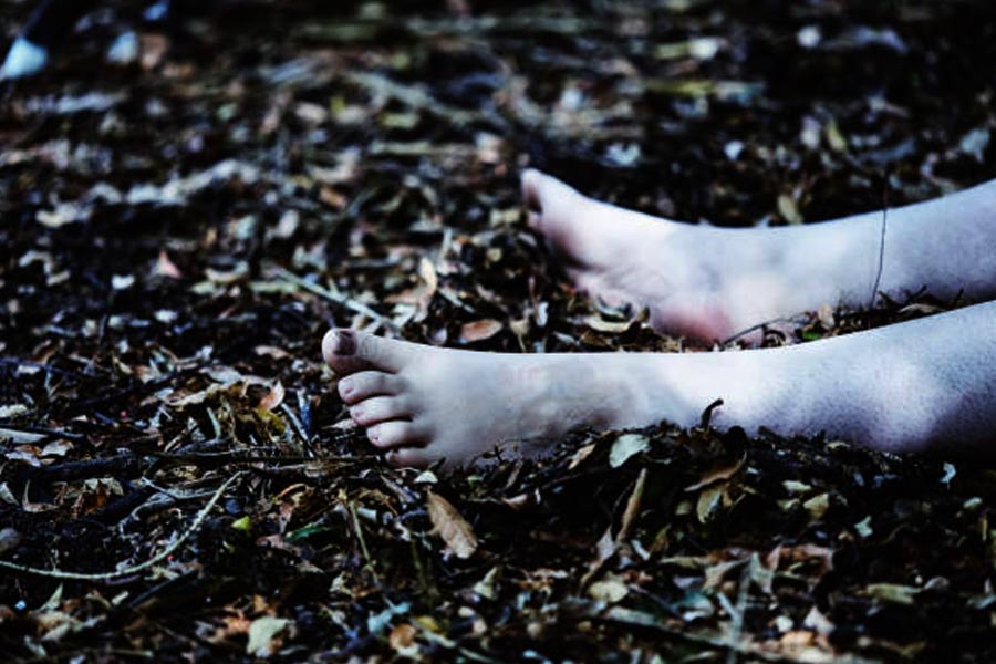  ওহানার দেহ মিলেছে জঙ্গলে। যে জায়গায় দেহ মিলেছে, সেই খোলা জায়গায় প্রার্থনা করেন বিভিন্ন মতাবলম্বী মানুষ। স্থানীয়দের দাবি, এই জায়গা কুসংস্কারের আখড়া। অনেক বেআইনি কাজও নাকি হয় সেখানে।