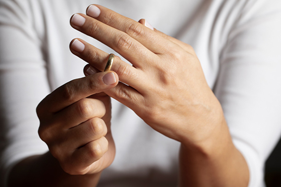 ওহানার প্রাক্তন স্বামী এসে দেহ শনাক্ত করেন। তিনিই তাঁর তিন সন্তানের বাবা। মাস কয়েক আগে তাঁর সঙ্গে বিচ্ছেদ হয়েছে ওহানার। তার পর থেকে তিন সন্তানকে নিয়ে আলাদা থাকেন তিনি।