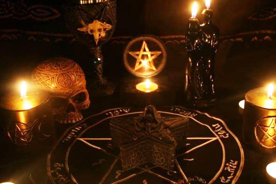 এই ‘ম্যাকাব্র প্রথা’ আসলে কী? ‌মূলত কুসংস্কারের ফাঁদে পড়ে অনেক সময় কাউকে খুন। অনেক সময়ই ভয়ঙ্কর ভাবে খুন করা হয়। তার পর সেই দেহের পরিণতিও হয় ভয়ঙ্কর। এখনও কয়েকটি জনজাতি রয়েছে, যারা মৃতদেহ খেয়ে ফেলে। কেউ আবার মৃতদেহ কেটে পাখিকে খেতে দেয়। কেউ আবার দেহ নিয়ে ‘কালো জাদু’ চর্চা করে। আর এই সব প্রথার নেপথ্যে থাকে মৃত্যুভয়। এরা চায়, মৃত্যু যেন কোনও ভাবেই তাদের ছুঁতে না পারে।