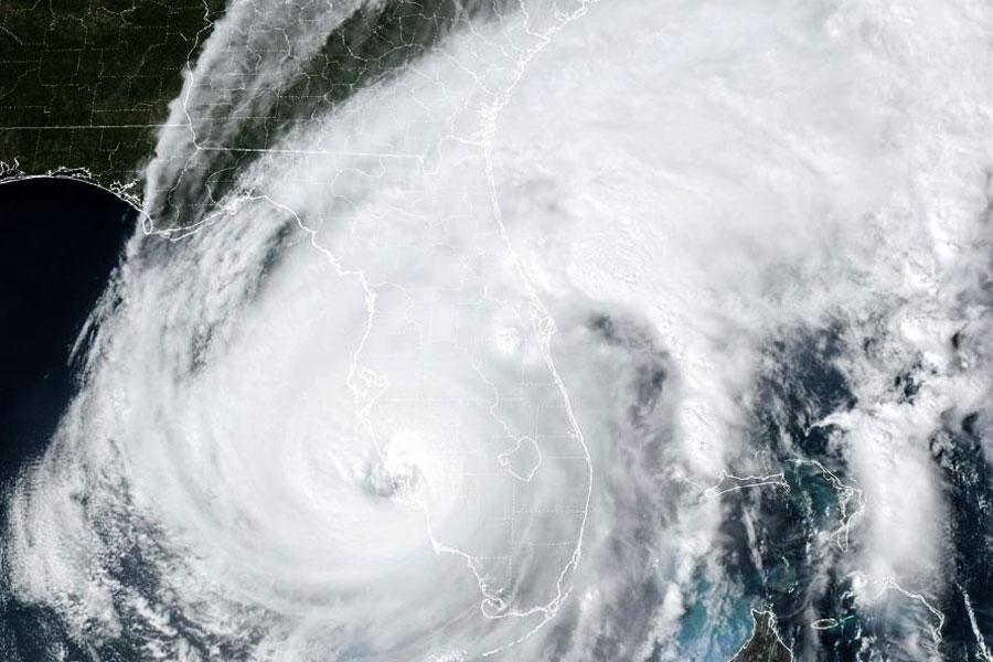 বুধবার আমেরিকার ফ্লরিডা উপকূলে আছড়ে পড়েছে ঘূর্ণিঝড় ইয়ান। এর ফলে ফ্লরিডা উপকূলীয় অঞ্চলে মুষলধারায় বৃষ্টি হচ্ছে। ঝোড়ো হাওয়ায় লন্ডভন্ড বিভিন্ন এলাকা।