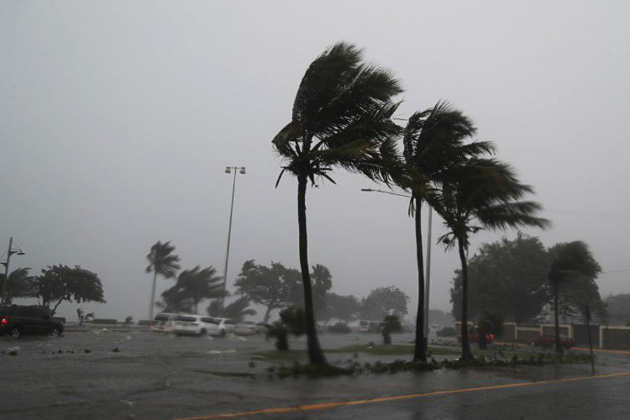 ঝোড়ো হাওয়ার বেগ এতটাই যে, কোনও মানুষের পক্ষে এই ঝড়ের সামনে দাঁড়িয়ে থাকাও প্রায় অসম্ভব।