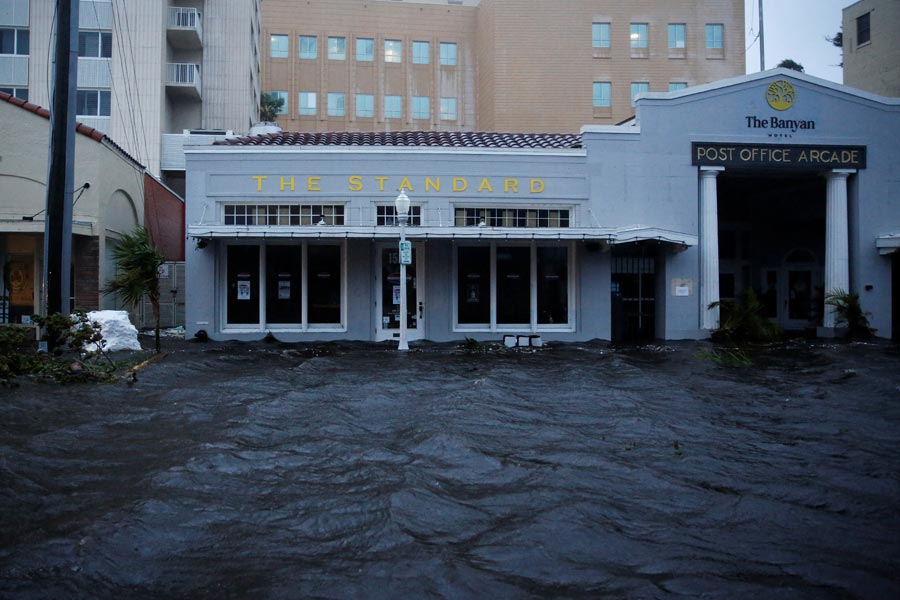 ফ্লরিডা উপকূলীয় অঞ্চলে ইয়ান আঘাত হানার সময় বাতাসের গতিবেগ ছিল ঘণ্টায় ২৪১ কিলোমিটার।