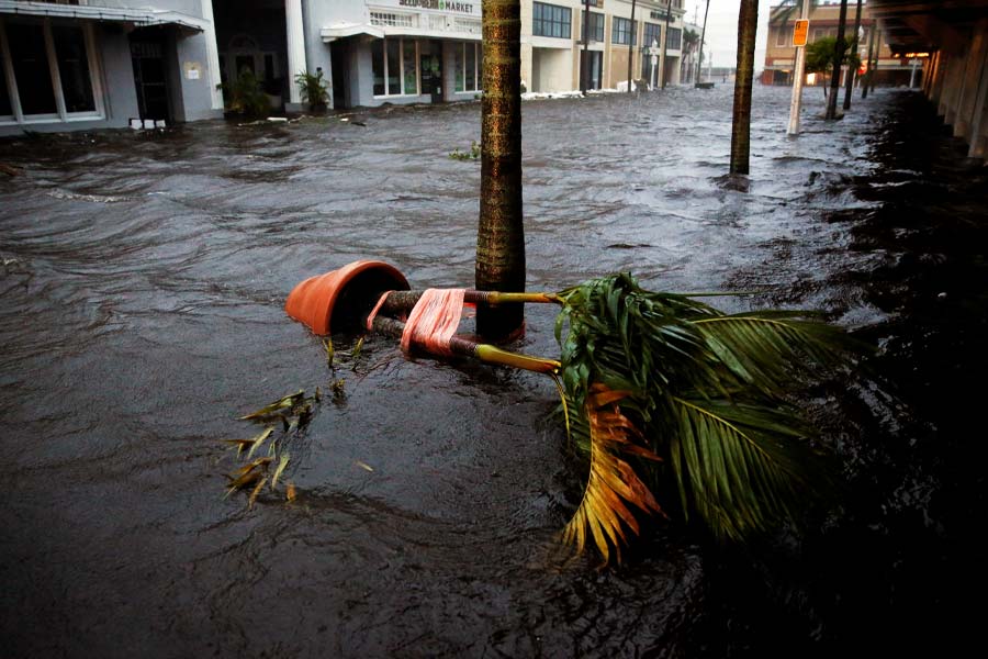এই ঘূর্ণিঝড়ের প্রভাবে ফ্লরিডায় বসবাসকারী প্রায় ১৮ লক্ষ মানুষের বাড়ির বিদ্যুৎ সংযোগ বিচ্ছিন্ন হয়েছে। ফ্লরিডার তিনটি কাউন্টিতে প্রায় প্রতিটি বাড়িতেই বিদ্যুৎ সরবরাহ বন্ধ।