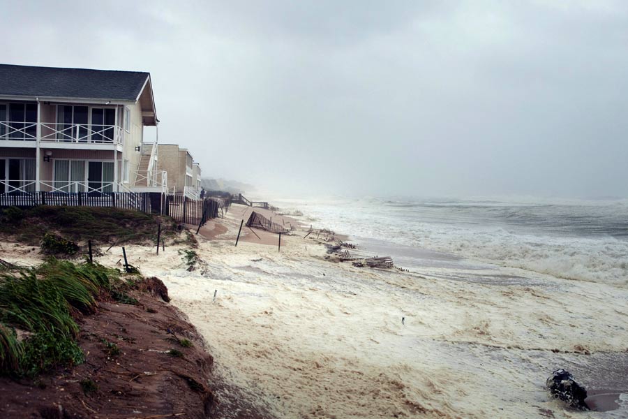 ঝড়ের তাণ্ডবে ক্ষতিগ্রস্ত ফ্লরিডার বেশির ভাগ বৈদ্যুতিক স্তম্ভ। বেশ কয়েকটি বৈদ্যুতিক স্তম্ভে আগুনও ধরে যায়।