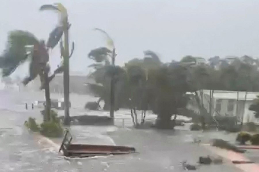 ফ্লরিডার রাস্তা জনমানবহীন। মানুষ বাড়ির বাইরে পা দেওয়ার সাহস করছেন না। ঘূর্ণিঝড় আছড়ে পড়ার পর থেকে বন্ধ ব্যবসা-বাণিজ্যও।