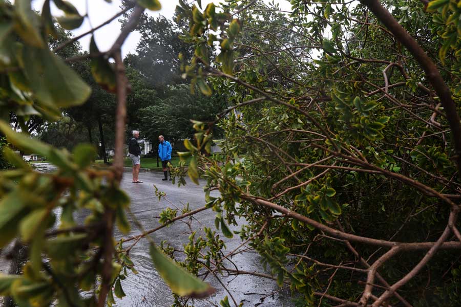 ইয়ানের প্রভাবে ফ্লরিডার সর্বত্র বন্যা পরিস্থিতি তৈরি হয়েছে। ইয়ান-বিধ্বস্ত মানুষদের পরিষেবার জন্য প্রশাসনের তরফে ইতিমধ্যেই ৩০০টি মেডিক্যাল দল তৈরি রাখা হয়েছে।