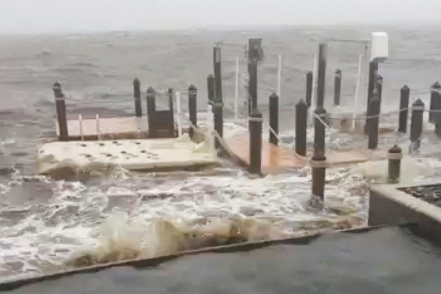 ঝড়-পরবর্তী সময়ে জোগান দেওয়ার জন্য ৩৭ লক্ষ মানুষের খাবারও মজুত রেখেছে ফ্লরিডার প্রশাসন। মজুত করে রাখা হয়েছে ৩৫ লক্ষ লিটার জলও।