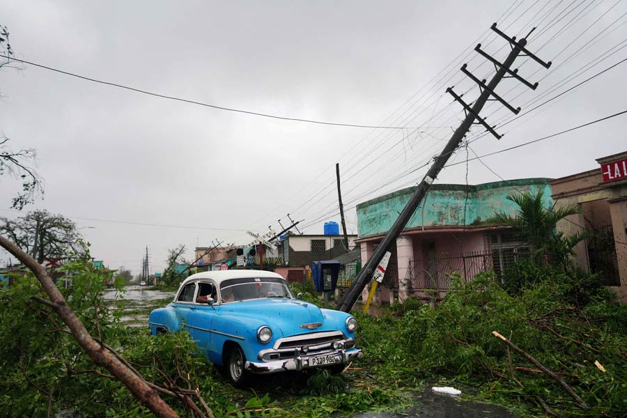 ফ্লরিডায় আছড়ে পড়ার আগে এই ঝড় আঘাত হানে পূর্ব কিউবায়। এই ঝড়ের প্রভাবে সেখানে দু’জনের মৃত্যুও হয়েছে।