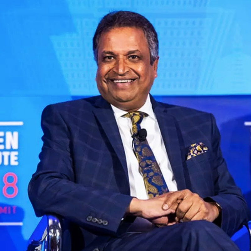 নেপালের কাঠমান্ডুতে একটি মাড়োয়ারি পরিবারে জন্মগ্রহণ করেন বিনোদ। বর্তমানে নেপালে বসবাস করলেও ভারতের সঙ্গে গভীর যোগসূত্র রয়েছে তাঁর। বিনোদের দাদু ভুরামল দাস চৌধরী রাজস্থানের এক জন উদ্যোগপতি ছিলেন।