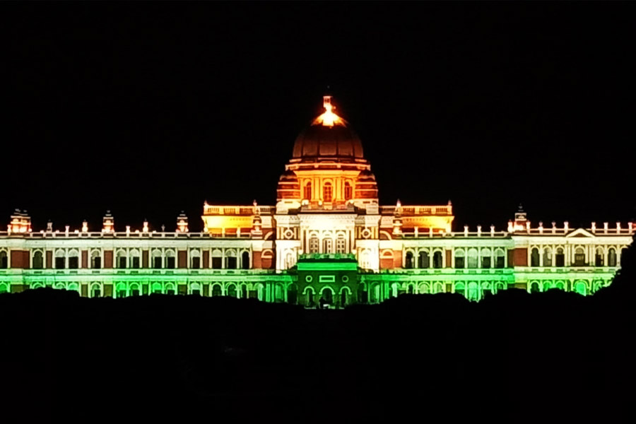 লন্ডনের বাকিংহাম প্যালেসের আদলে রাজপ্রাসাদটি তৈরি করেন কোচবিহারের তৎকালীন রাজা নৃপেন্দ্র নারায়ণ।