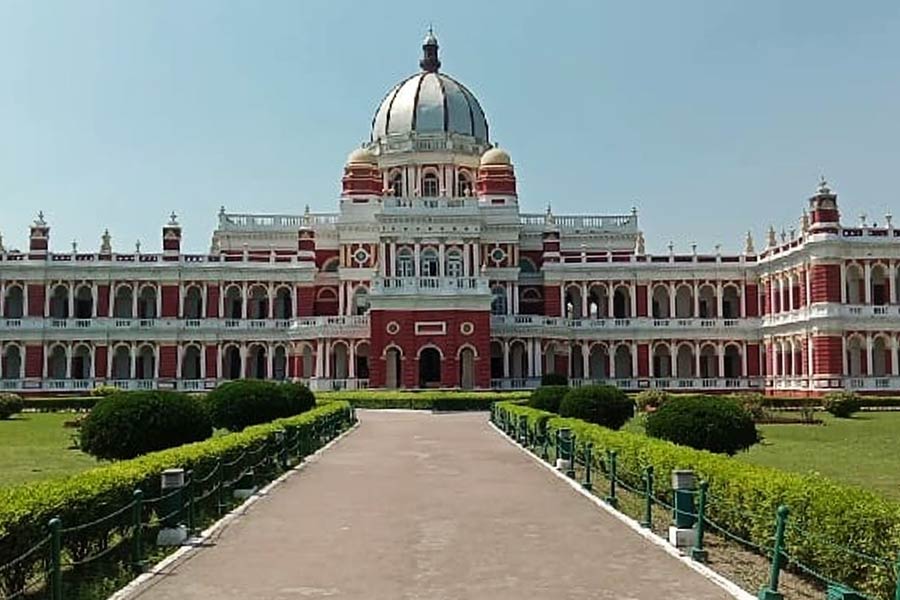 প্রায় ৫০০ বছর আগে কোচবিহারের রাজা নর নারায়ণের আমলে এখানে পুজোর সূচনা হয়।