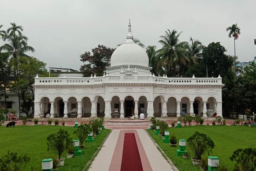 রাজবাড়ির পাশাপাশি ঘুরে দেখতে পারেন প্রাচীন মদনমোহন মন্দিরও।