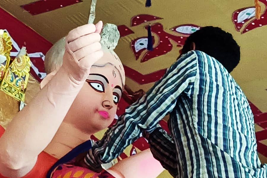 সোনা গলালে যে রং হয় বৈকুণ্ঠপুর রাজবাড়ির প্রতিমার গায়ের রং তেমনই।