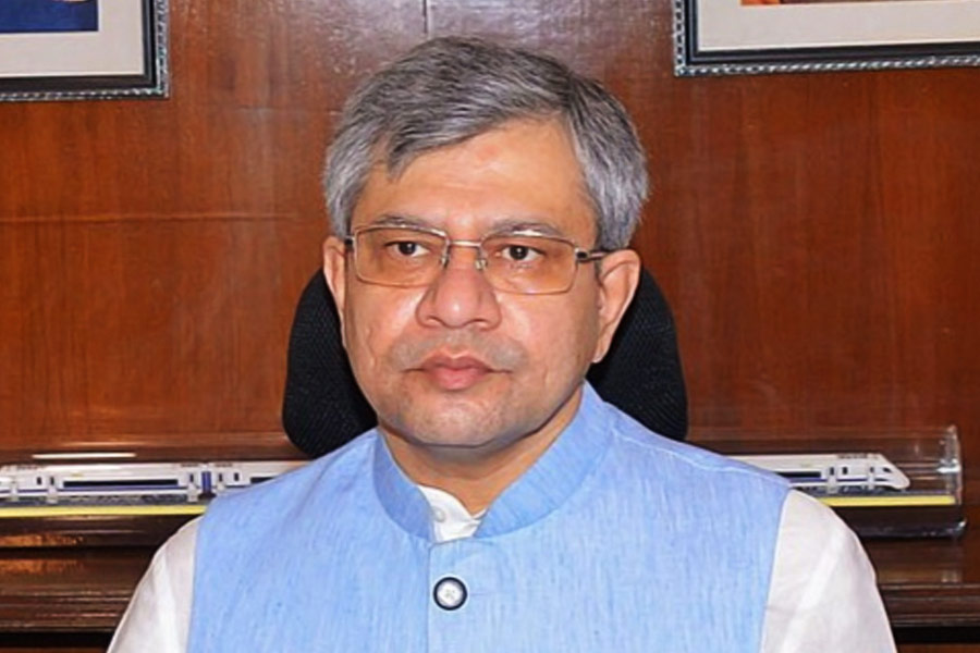 স্টেশনগুলি সংস্কারের পর কেমন দেখতে হবে, তার নকশাও প্রস্তুত। রেলমন্ত্রী অশ্বিনী বৈষ্ণো সংবাদমাধ্যমে জানিয়েছেন, প্রতিটি শহরের নকশার সঙ্গে সামঞ্জস্য রেখে স্টেশনের নকশা তৈরি হয়েছে।