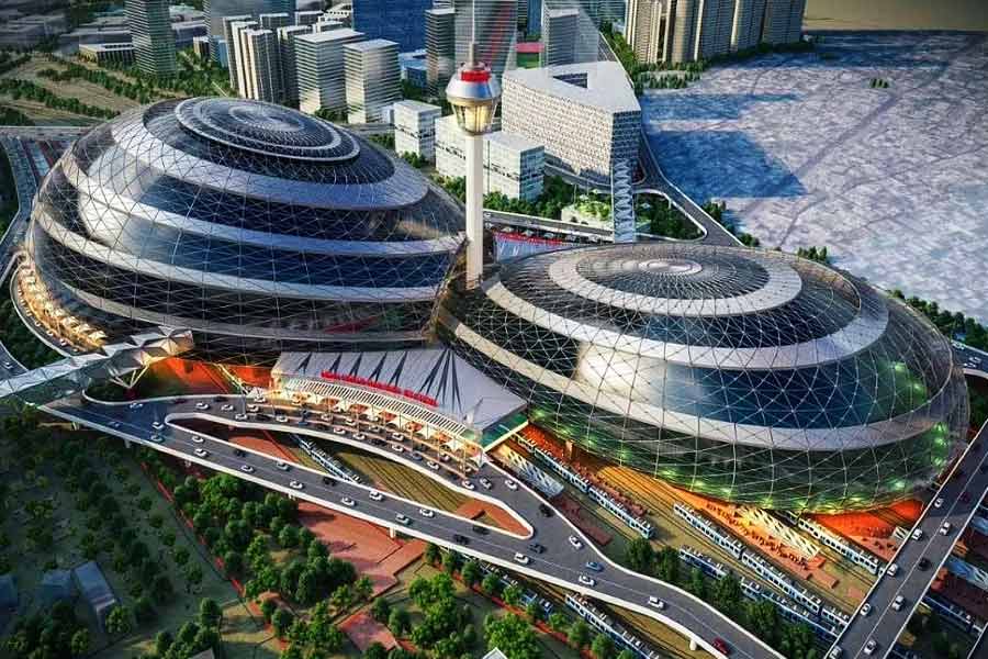 স্টেশনগুলিতে কাচের আবরণ থাকবে বলে খবর। যাত্রীদের যাতায়াতের সুবিধার্থে প্রত্যেক শহরের গুরুত্বপূর্ণ উড়ালপুলের সঙ্গে রেলস্টেশনগুলিকে যুক্ত করা হবে।