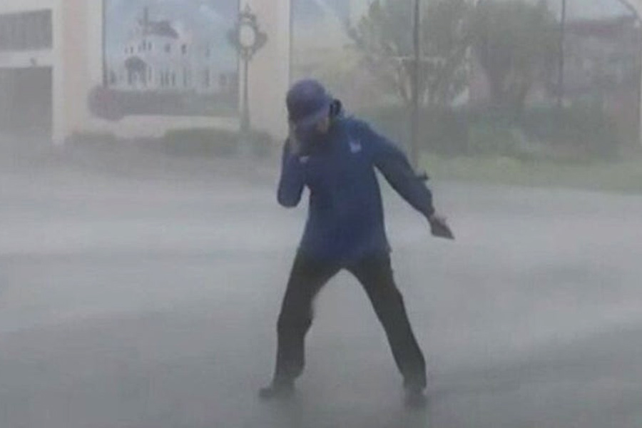 ইয়ানের ফলে ফ্লরিডার সামগ্রিক পরিস্থিতির খোঁজ নিতে বেরিয়ে হাওয়ায় প্রায় উড়ে যেতে দেখা গিয়েছে এক সাংবাদিককে।