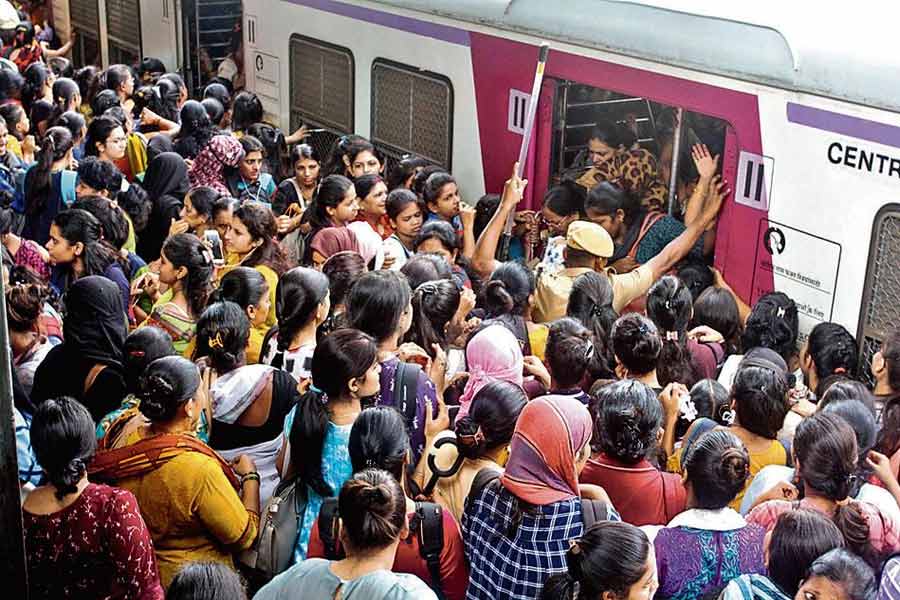 এই স্টেশনগুলিতে দিনে অন্তত ৫০ লক্ষ মানুষ যাতায়াত করেন। ইতিমধ্যে ৪৭টি স্টেশনের টেন্ডার দেওয়া হয়েছে। কাজ শুরু হয়ে গিয়েছে ৩২টি স্টেশনে।