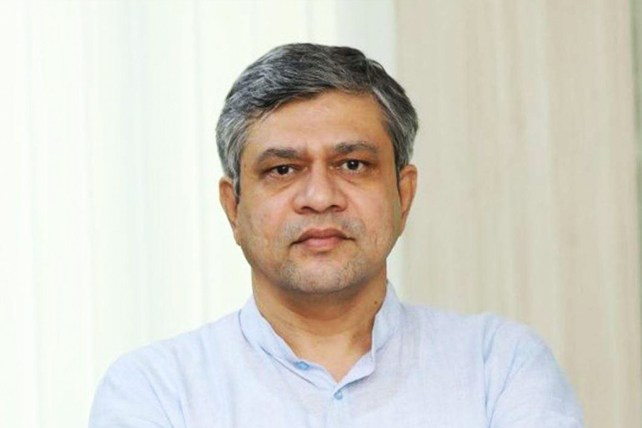 রেলমন্ত্রী জানিয়েছেন, নতুন রূপে স্টেশনগুলিতে থাকবে বিলাসবহুল রুফ প্লাজা। সেখানে বিভিন্ন দোকান থেকে শুরু করে থাকবে কাফেটেরিয়া। যাত্রী স্বাচ্ছন্দ্যের একাধিক উপকরণে সাজানো হবে স্টেশনগুলি।