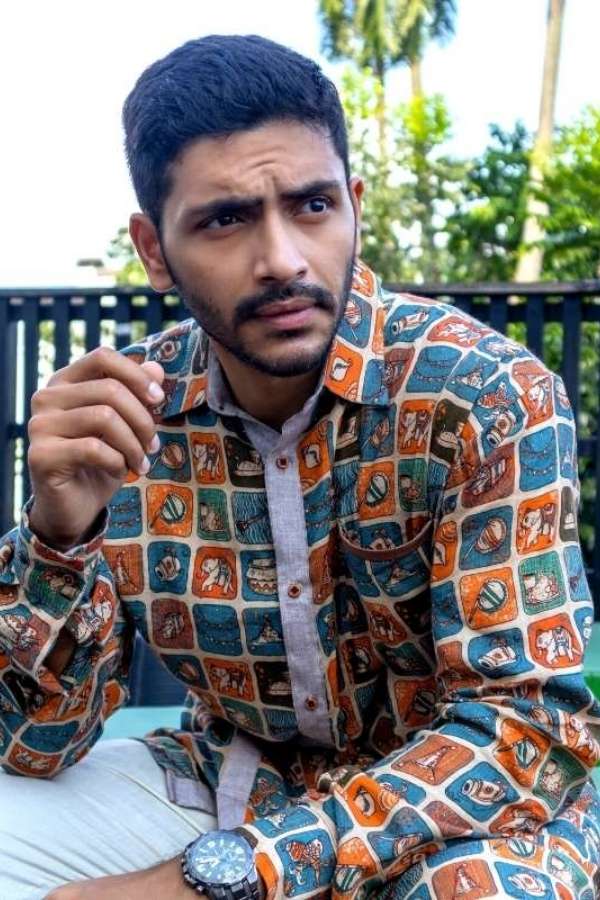 জিনস-টি শার্টের ক্যাজুয়াল সাজই পছন্দ অর্জুনের। পুজোর সময়ে ভিড় ঠেলে ঠাকুর দেখার চেয়ে পরিবারের সঙ্গে সময় কাটাতেই বেশি ভালবাসেন। তবে মাঝেমধ্যে উৎসবের আমেজ গায়ে মাখতেও মন্দ লাগে না অভিনেতার। 