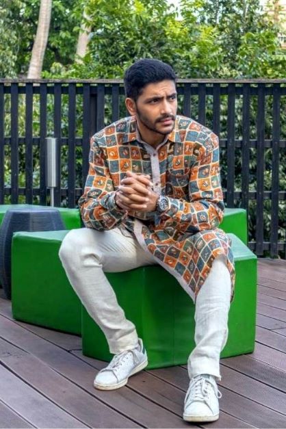 হাতে বোনা লিনেনের ডিজিটাল প্রিন্টের অ্যাসিমেট্রিক কুর্তা, সঙ্গে অফ-হোয়াইট যোধপুরি প্যান্টে অর্জুনের উৎসব শুরু। 