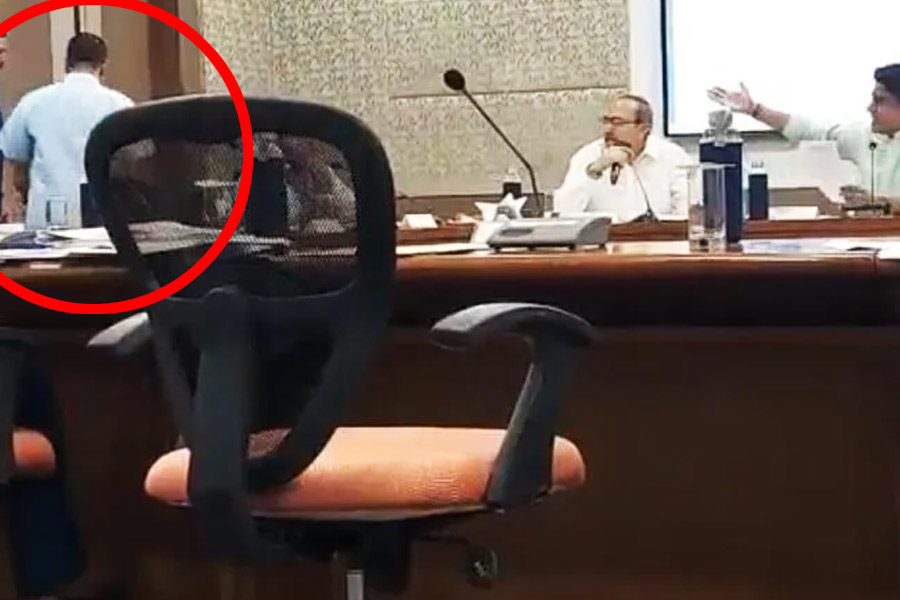 বৈঠক ছেড়ে বেরিয়ে গেলেন অরবিন্দ কেজরিওয়াল।