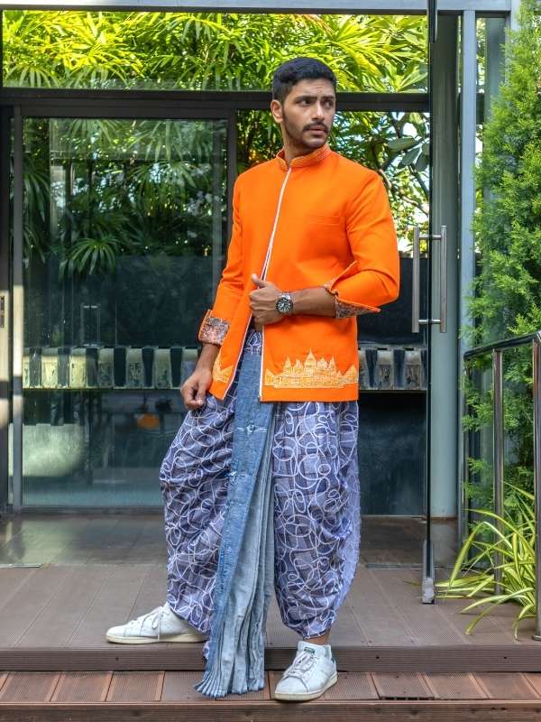 উৎসবের পোশাক এ বার হোক অন্য ধাঁচে। তাতে সাবেক বনেদিয়ানার সঙ্গে থাকবে পাশ্চাত্যের ছোঁয়া, এমনটাই ইচ্ছে অর্জুনের। অরেঞ্জ বম্বার জ্যাকেটের সঙ্গে লিনেন-ডেনিম ধুতি যেন তারই প্রকাশ। উৎসবের উল্লাস মাখা তাতে। 