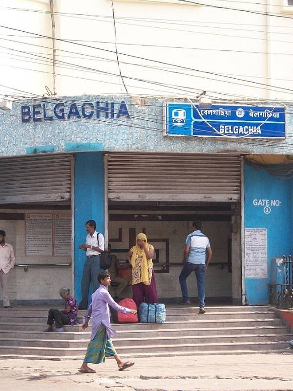 বেলগাছিয়া মেট্রো স্টেশন-  এই মেট্রো স্টেশন থেকে চলে যেতে পারেন  মেট্রো রেলওয়ে আবাসিক সংঘ, টালা পার্ক, নতুন পল্লি প্রদীপ সংঘ, নেতাজি স্পোর্টিং, লেকটাউন অ্যাসোসিয়েশন, দমদম পার্ক ভারতচক্র, দমদম পার্ক তরুণ দল, শ্রীভূমি স্পোর্টিং ক্লাব।