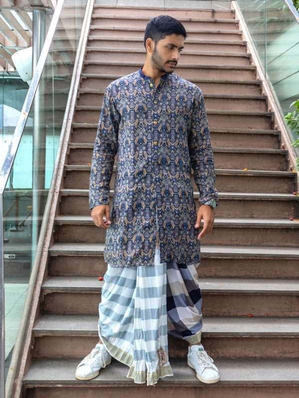 বাঙালির শ্রেষ্ঠ উৎসব, আর তাতে নিখাদ বাঙালিয়ানা থাকবে না? ট্রাইবাল নকশার আচকান কুর্তা, সঙ্গে করসেট বর্ডারের এমব্রয়ডারি করা চেক ধুতিতে অর্জুন একেবারে ‘বাঙালিবাবু’। 