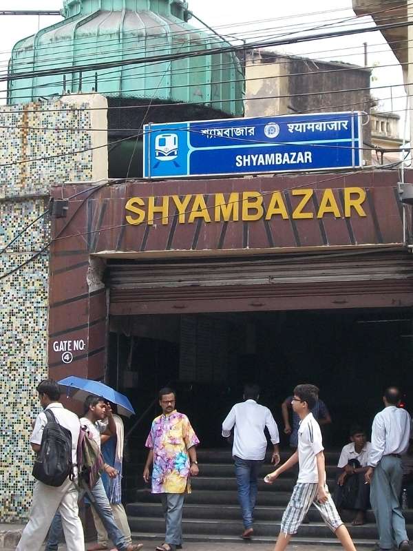 শ্যামবাজার মেট্রো স্টেশনে নামলে দেখে নেওয়া যাবে বাগবাজার সর্বজনীন, ফ্রেন্ডস ইউনিয়ন, জগত্‍ মুখার্জি পার্কের মতো বিখ্যাত পুজো মণ্ডপগুলি।