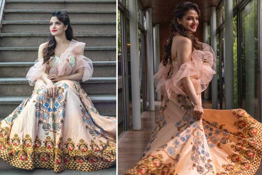 তনুশ্রীরও পছন্দের ডিজাইনার অভিষেক দত্ত। নিত্যনতুন পোশাকে নিজেকে সাজাতে ভালবাসেন নায়িকা। তাঁর সাহসী ব্যক্তিত্বের ছোঁয়া থাকে পোশাক বাছাইয়েও। 