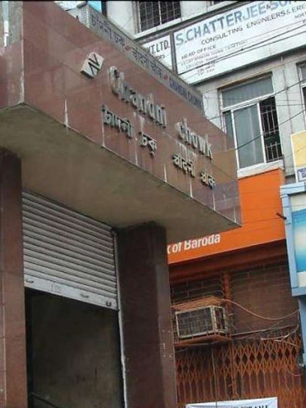 চাঁদনি চক মেট্রো স্টেশনে নামলেই পৌঁছে যাওয়া যাবে তালতলা সর্বজনীনে।