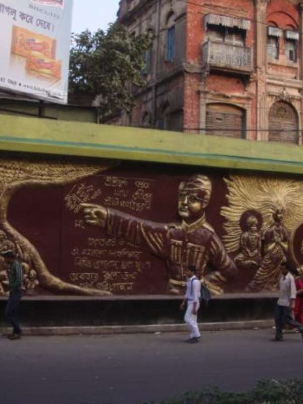 নেতাজি ভবনে নামলে পৌঁছনো যাবে হরিশ পার্ক, ২২ পল্লি, ৭৬ পল্লি, রায় স্ট্রিট পার্ক, পদ্মপুকুর ইউথ অ্যাসোসিয়েশন, সংঘমিত্রা, ভবানীপুর দুর্গোত্‍সব, ম্যাডক্স স্কোয়্যার, ভবানীপুর স্বাধীন সংঘ, পদ্মপুকুর বারোয়ারি সমিতি, ৭৫ পল্লিতে।