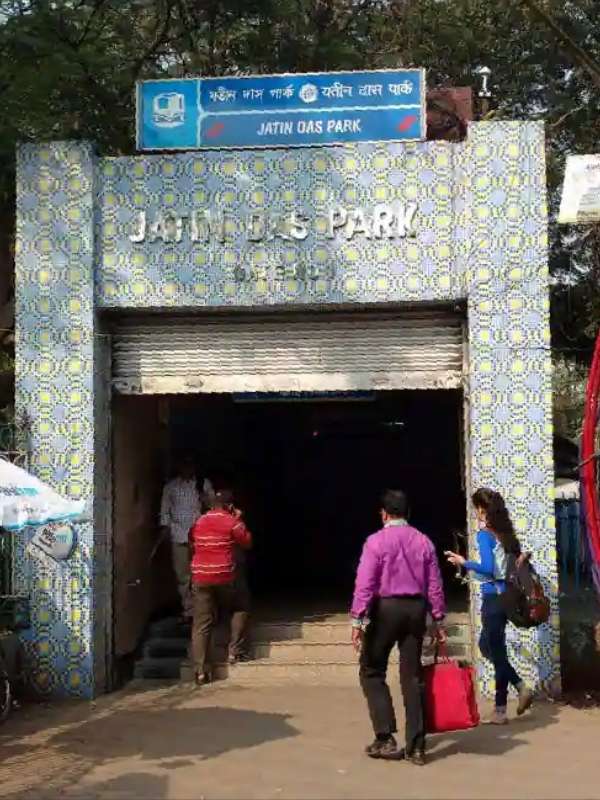 যতীন দাস পার্ক মেট্রো স্টেশনের কাছে পড়বে ২৩ পল্লি, ফরওয়ার্ড ক্লাব, মৈত্রী মন্দির, বকুল বাগান সর্বজনীন দুর্গোত্‍সব।