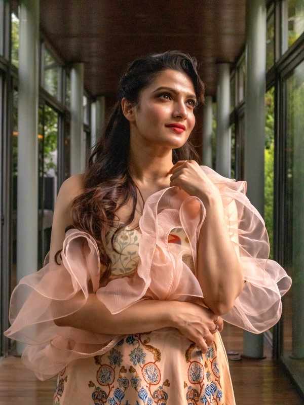 নবমীর রাত। তনুশ্রী পরবেন পিচরঙা লেহঙ্গা স্কার্ট। সঙ্গে ফ্লোরাল স্লিভসের বিকিনি ব্লাউজ। উৎসবের জৌলুসে মাখামাখি নায়িকার অন্তরের উচ্ছ্বাস ঠিক ভাষা পাবে এই পোশাকেই! 