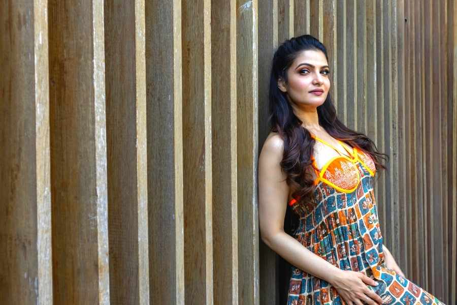 মডেল: তনুশ্রী চক্রবর্তী পোশাক: অভিষেক দত্ত রূপটানও কেশসজ্জা: ভাস্কর বিশ্বাস ছবি: কৌস্তভ সাইকিয়া স্থান: দ্য পার্ক, কলকাতা  ভাবনা ও পরিকল্পনা: শ্যামশ্রী সাহা