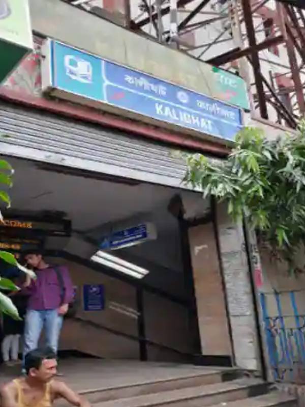 কালীঘাট মেট্রো স্টেশনে নামলে পৌঁছে যাওয়া দক্ষিণ কলকাতার একগুচ্ছ বড় পুজো মণ্ডপে। তালিকায় রয়েছে দেশপ্রিয় পার্ক, সংঘশ্রী, সিংহি পার্ক, প্রসার নবডাঙা সংঘ, বাদামতলা আষাঢ় সংঘ, আদি লেক পল্লি, সমাজসেবী সংঘ, বালিগঞ্জ কালচারাল অ্যাসোসিয়েশন, একডালিয়া এভারগ্রিনে।