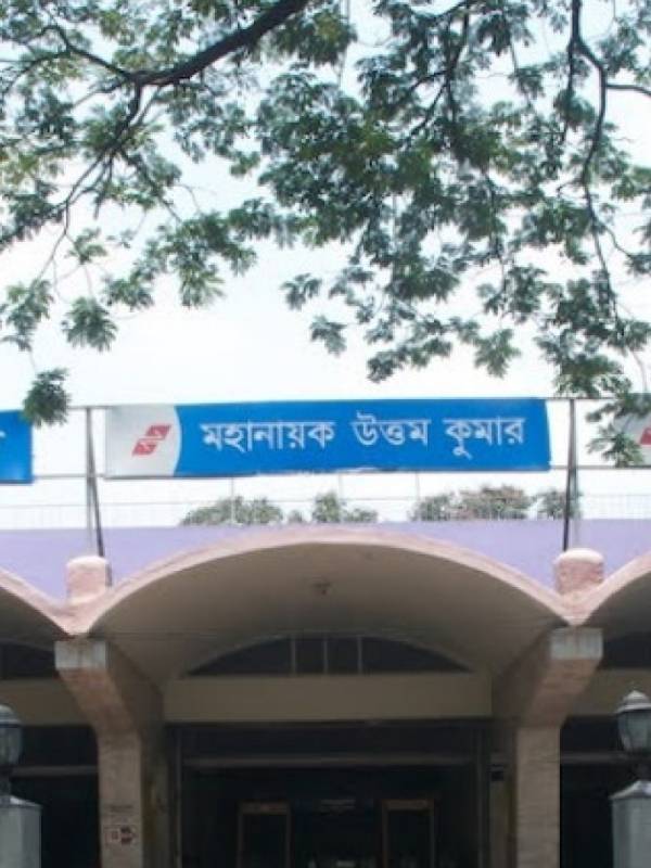 মহানায়ক উত্তম কুমার স্টেশন থেকে পৌঁছানো যাবে অশোকনগর, অজেয় সংহতি, বড়িশা ক্লাব, পল্লি উন্নয়ন সমিতি, গ্রাহামস ল্যান্ড সর্বজনীন দুর্গোত্‍সব, পুটিয়ারি ক্লাব, ৪১ পল্লির মতো পুজো মণ্ডপগুলিতে।