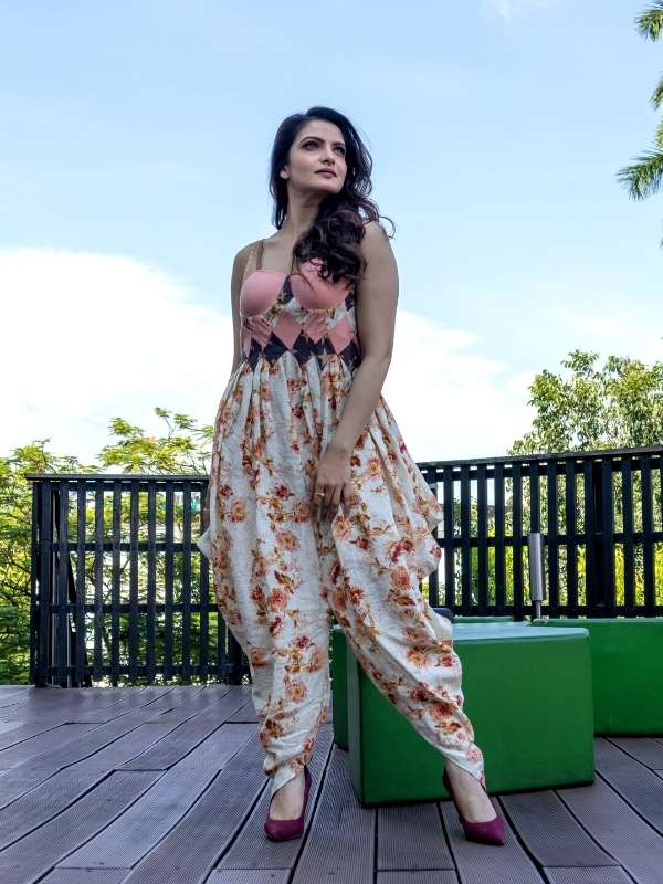 ষষ্ঠীর হালকা সাজে তনুশ্রীর পছন্দ প্যাচওয়ার্ক করা ফ্লোরাল প্রিন্টের লিনেন ড্রেপড জাম্পস্যুট। এক নজরে ড্রেস বলেও ভুল হতে পারে! 