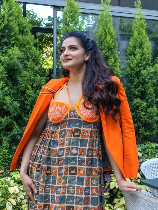 হাতে বোনা লিনেনের ডিজিটাল প্রিন্টের ড্রেস, বুকের কাছে কাঁথা কাজের আলতো ছোঁয়া। তাতেই ‘আগুনপাখি’ তনুশ্রী। কমলা রংয়ের জ্যাকেটে উষ্ণতার পারদ যেন আরও চড়েছে।