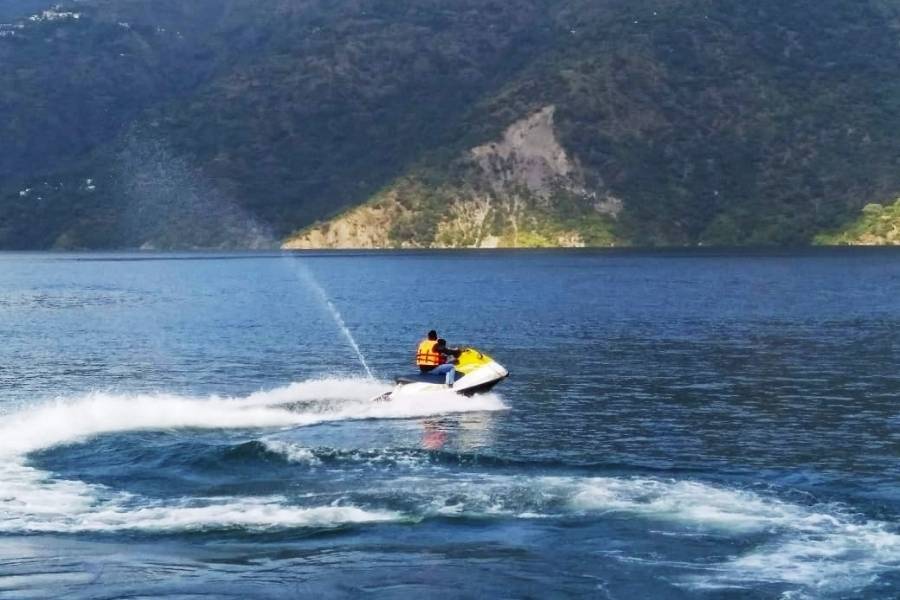 টেহরি ড্যামে স্পিড বোট রাইড