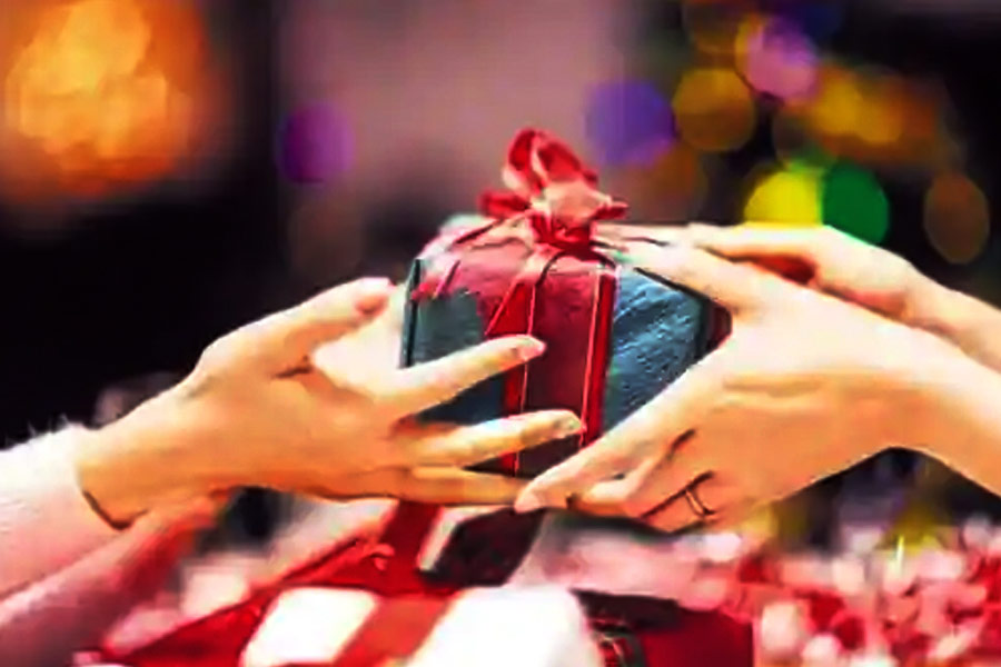 বিয়েতে উপহার দেওয়ার চল রয়েছে পৃথিবীর প্রায় সর্বত্র। 