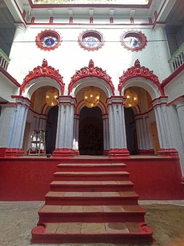 চোরবাগান শীল বাড়ির পুজোর প্রচলন করেন  রামচাঁদ শীল মহাশয়।