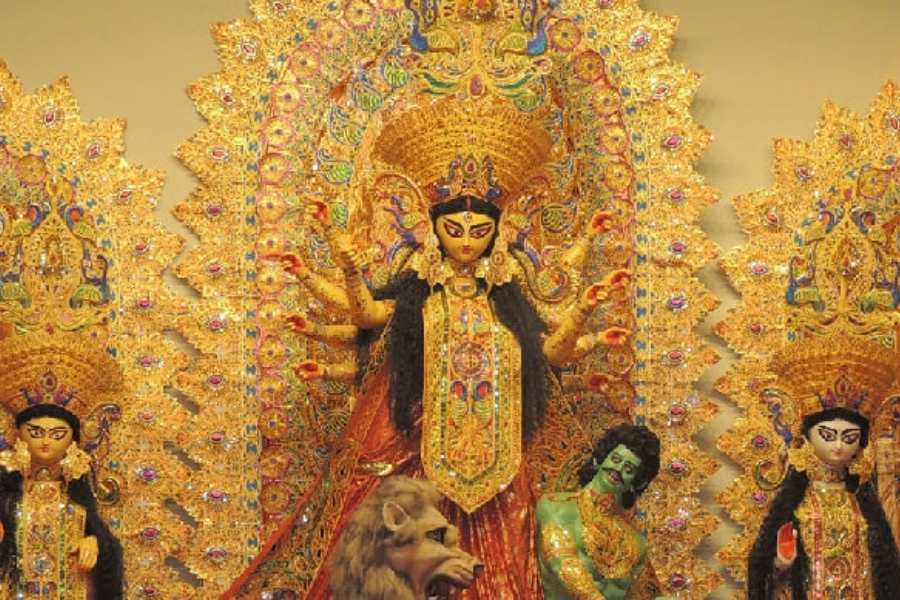 প্রথম দিকে রামচাঁদ মহাশয় এবং তার স্ত্রী,  কুল-গুরুর বাড়িতে দুর্গাপুজো শুরু করেন। এর পর ১৯৫৬-এ কলকাতার চোরবাগান শীল বাড়িতে মহা সমাগমে শুরু করা হয় দুর্গাপুজো। আজও রীতি মেনে চলছে তার ধারা।  