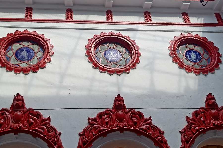 শীল বাড়ির অর্ঘ্য জানিয়েছেন, তাঁদের এই পুজো হয় ১০ দিন ধরে। মহালয়ার পূণ্য তিথিতে ঘট স্থাপনের মধ্য দিয়ে পুজোর সূচনা করা হয়।