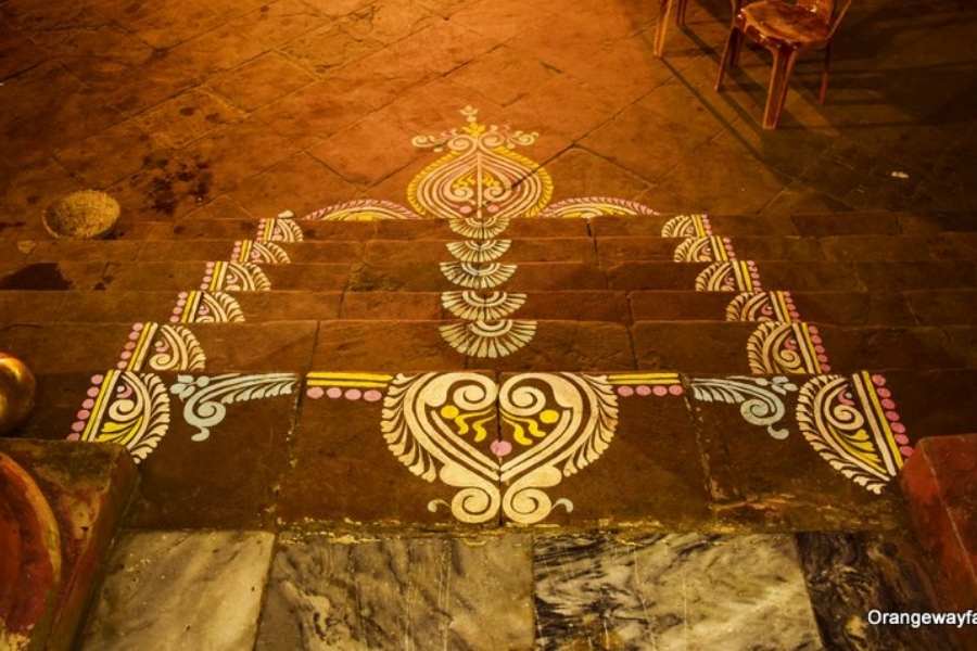 মহা ষষ্ঠীর দিনে অনুষ্ঠিত হয় মায়ের বোধন।