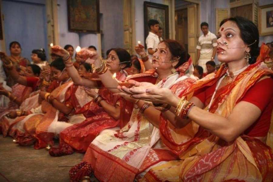 শীল বাড়ির পুজোর সব থেকে আকর্ষণীয় বিষয়, বাড়ির সকল বিবাহিত দীক্ষিত মহিলারা সন্তানের মঙ্গল কামনার স্বার্থে ধুনো পোড়ানোর রীতির অনুষ্ঠানে অংশ নেন। ধুনো পোড়ানোর রীতির সময় বাড়ির সকল বিবাহিতারা তাঁদের সন্তানদের কোলে বসিয়ে রাখেন। 